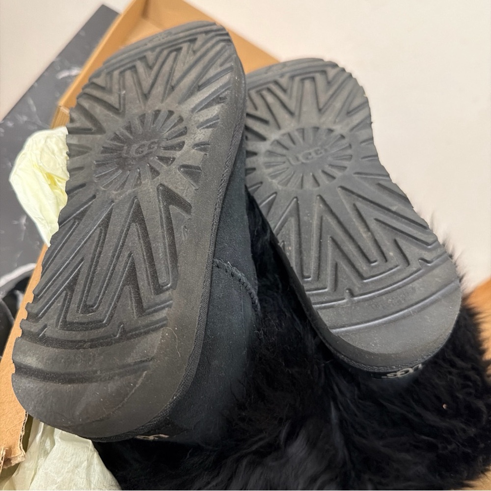 Ugg shoes size 8 - Picture 5 of 5
